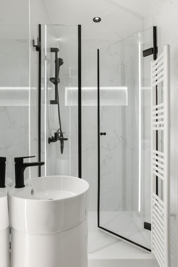 Departamento Deluxe, 4 habitaciones, para no fumadores, balcón | Regadera en el baño