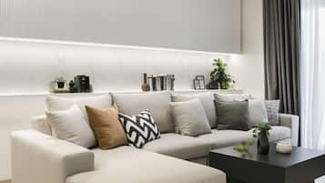 Departamento Deluxe, 4 habitaciones, para no fumadores, balcón | Área de sala de estar | Smart TV y chimenea