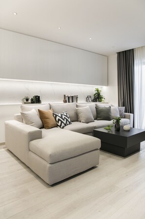 Departamento Deluxe, 4 habitaciones, para no fumadores, balcón | Área de sala de estar | Smart TV y chimenea 