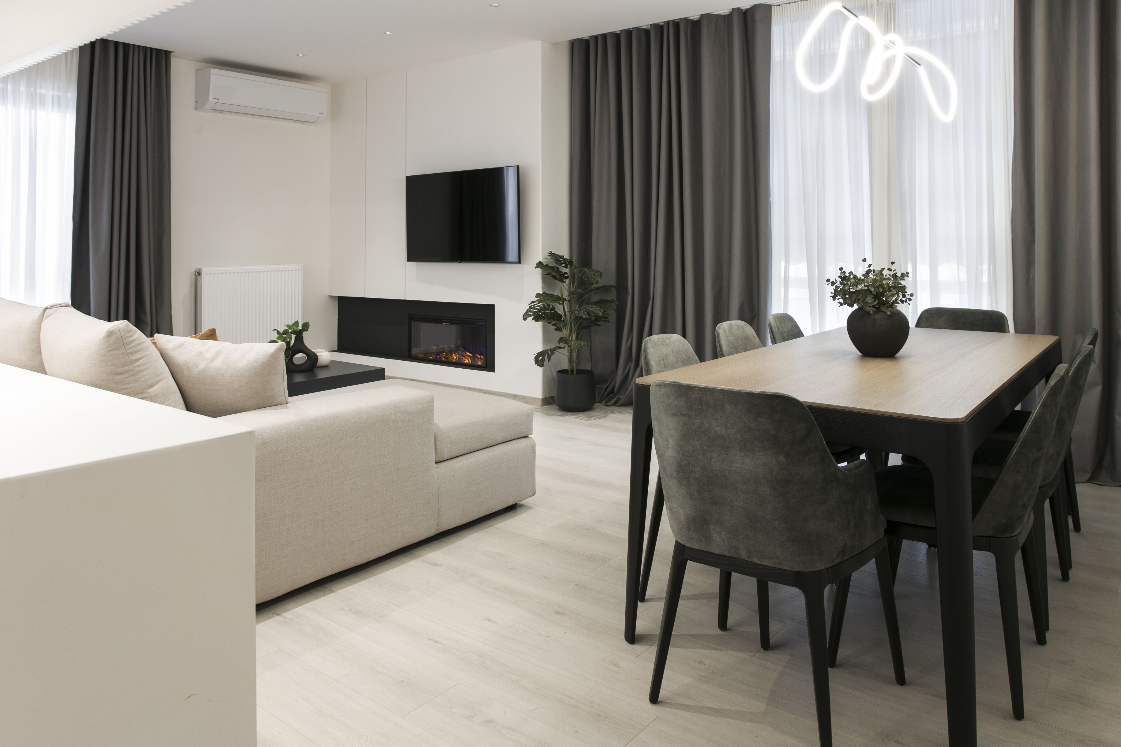 Leilighet – deluxe, 4 soverom, ikke-røyk, balkong | Oppholdsområde | Smart-TV og peis