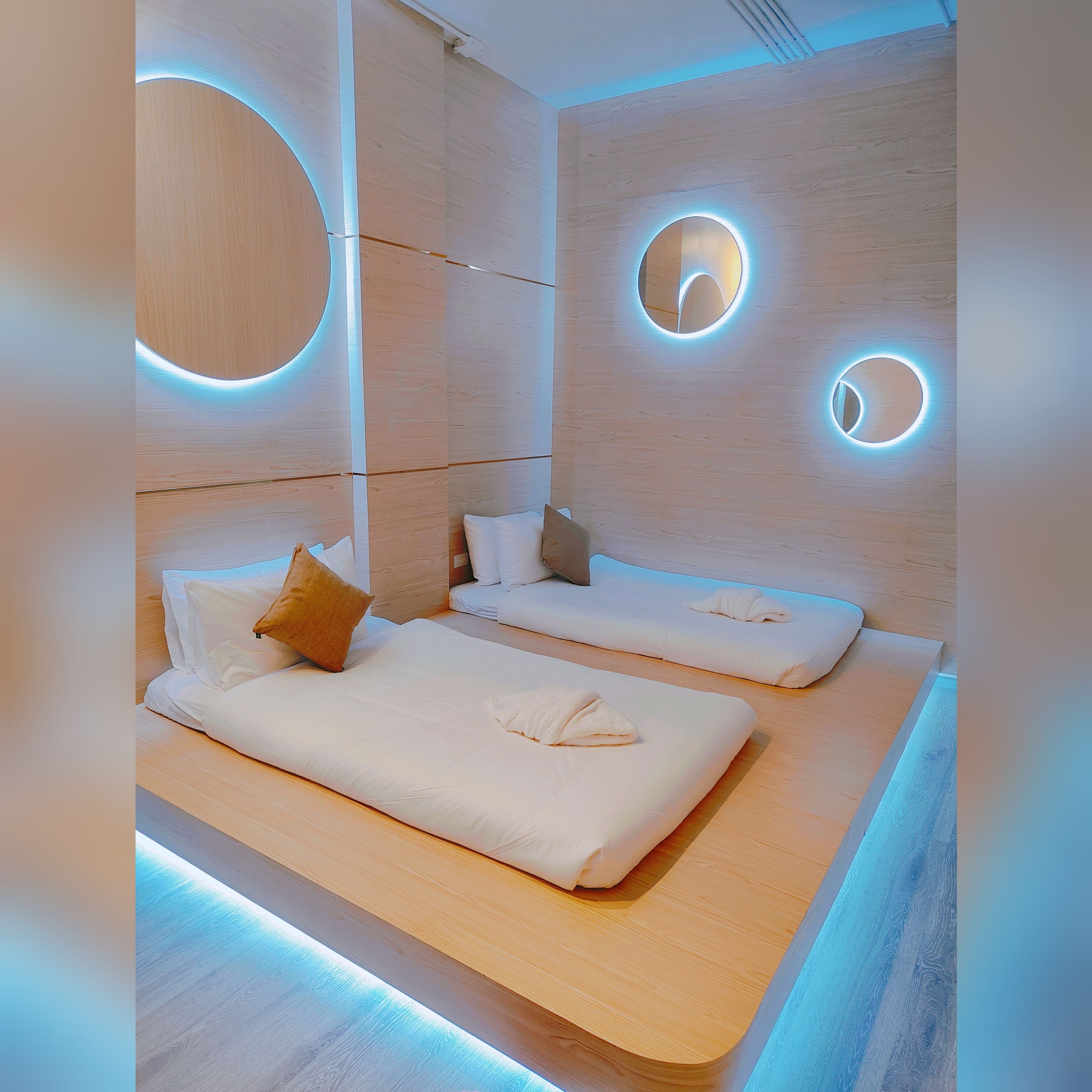 أسرّة بطبقة علوية مريحة وبديكورات فريدة لكل غرفة ومكواة/لوح كي