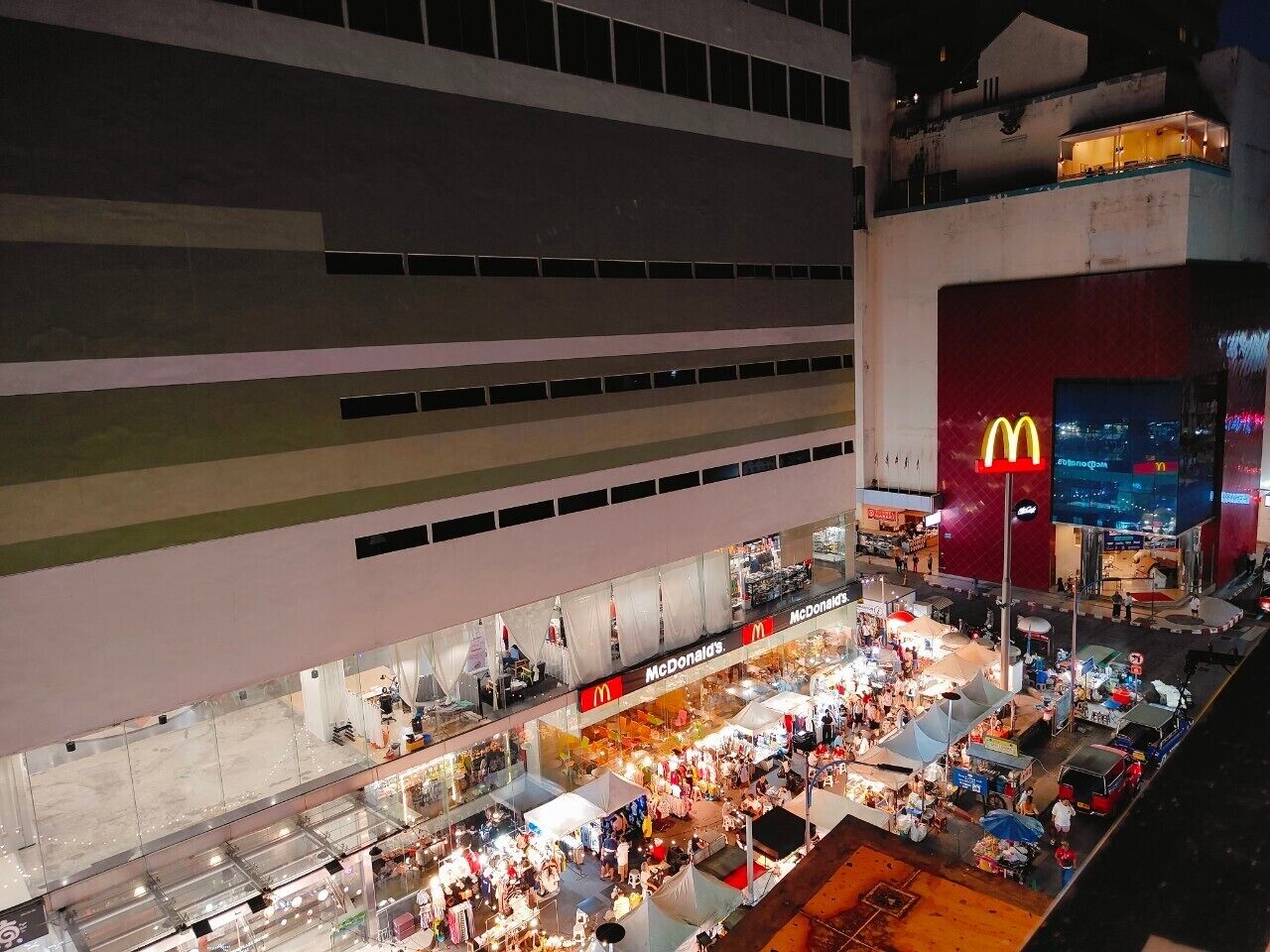 Monitasoinen ostoskeskus, jonka alakerrassa on McDonald’s-ravintola.