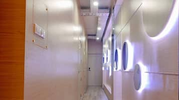 Japanese Bedroom Style, shared bathroom (Separate Men's and Women's / Floor) | 加厚床垫、特色装修、熨斗/熨板、免费 WiFi