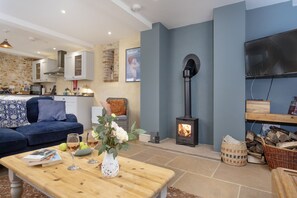 TV, fireplace