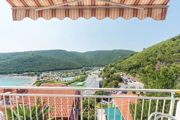 Family Studio | Travel crib, free WiFi, bed sheets