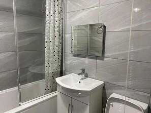 Apartment | Bathroom | Combined shower/bathtub, deep-soaking bathtub, towels - Luxurious 2-bed Apartment in Woolwich, London (London)