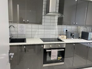 Appartement | Privékeuken | Een koelkast, een magnetron, een oven, een kookplaat