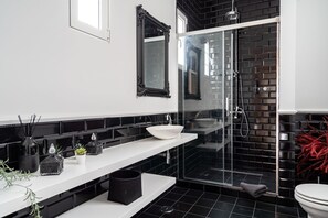 Regadera, bidet, toallas 