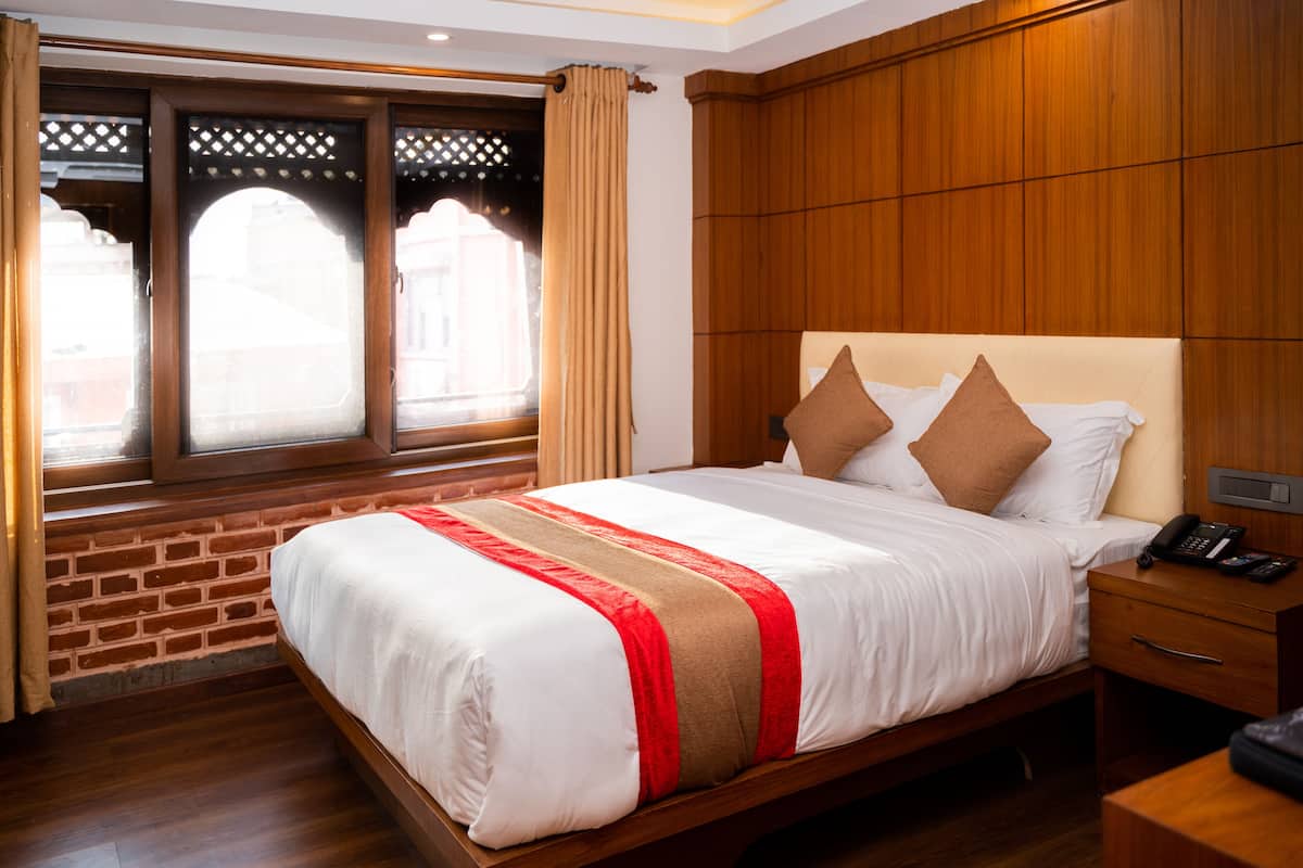 Deluxe Room, 1 Queen Bed | Desk, soundproofing, free WiFi