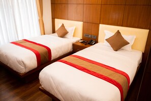 Deluxe Twin kamer | Luxe beddengoed, een minibar, een bureau, geluiddichte muren