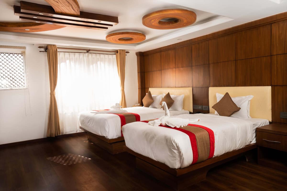 Family Room | Desk, soundproofing, free WiFi