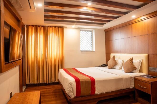 Premium bedding, minibar, desk, soundproofing