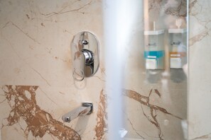 シャワー、レインフォールシャワー、バスアメニティ (無料)、スリッパ