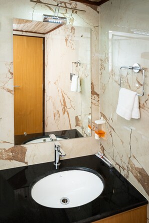 Regadera, regadera tipo lluvia, amenidades de baño gratuitas, pantuflas 