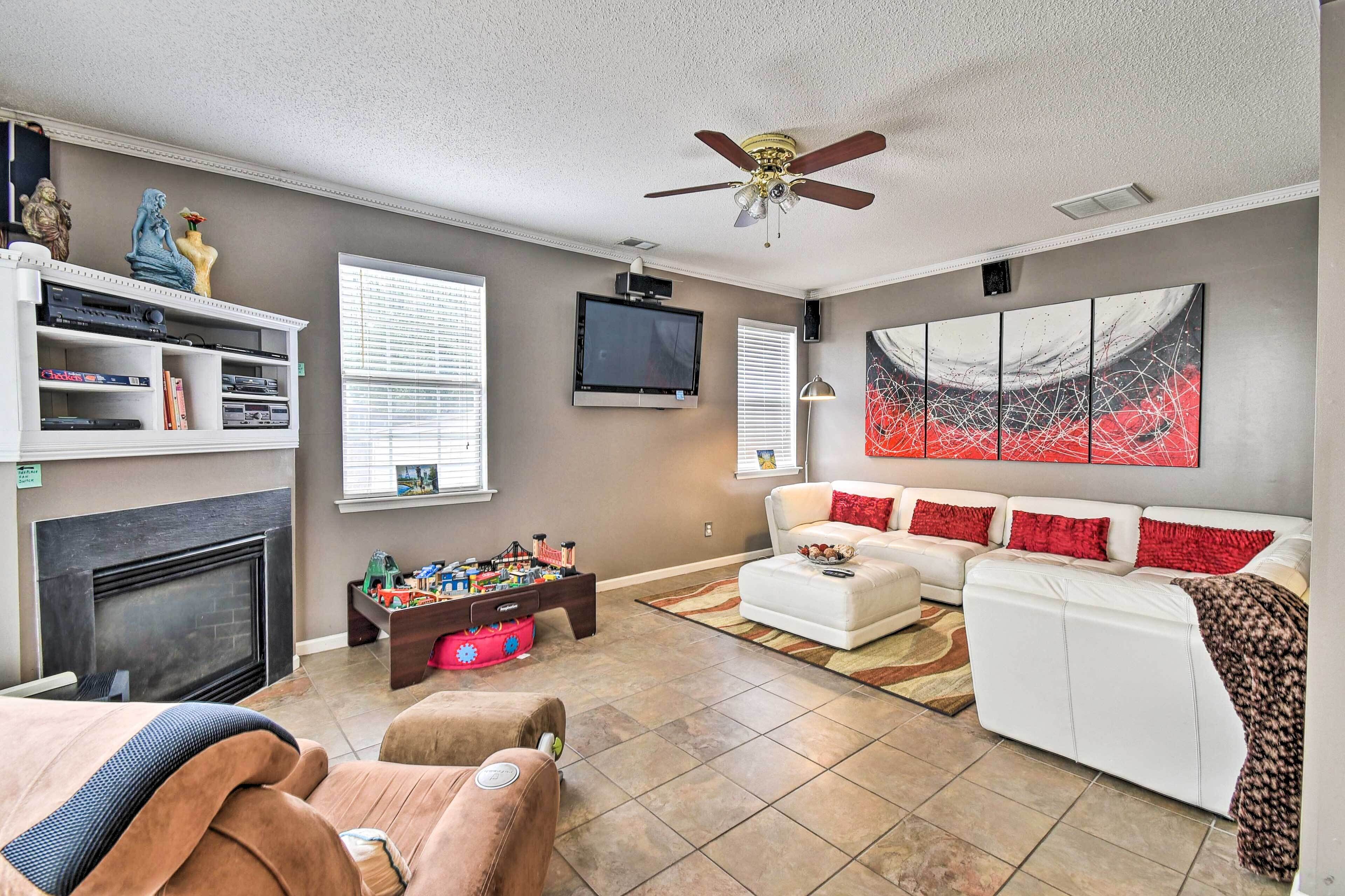 Hampton Home w/ Fireplace + Close to Beaches!