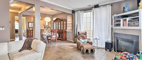 Flat-screen TV, fireplace, Netflix, Hulu