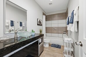 Secador de pelo, toallas y jabón