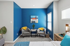 3 dormitorios, escritorio, tabla de planchar con plancha y cuna de viaje