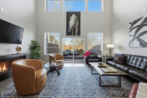 Smart TV, fireplace, Netflix, Hulu