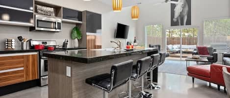 Réfrigérateur, micro-ondes, four, plaque de cuisson