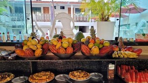 Een buffet met diverse soorten fruit en desserts.