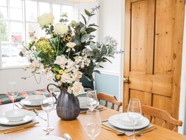 Geladeira, lava-louças, chaleira elétrica