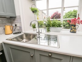 Geladeira, lava-louças, chaleira elétrica