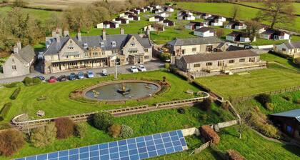 Harcombe House Bungalow 7