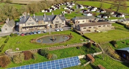 Harcombe House Bungalow 10