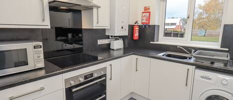 Refrigerador, tetera eléctrica, tostadora y utensilios de cocina