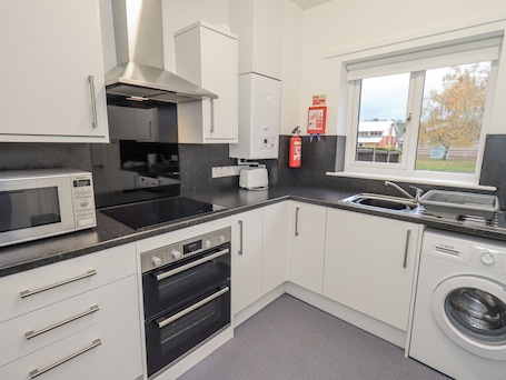 Refrigerador, tetera/pava eléctrica, tostadora, utensilios de cocina