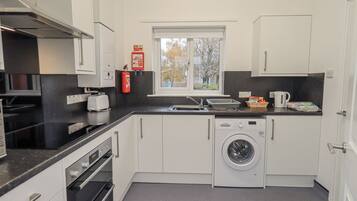 Refrigerador, tetera/pava eléctrica, tostadora, utensilios de cocina