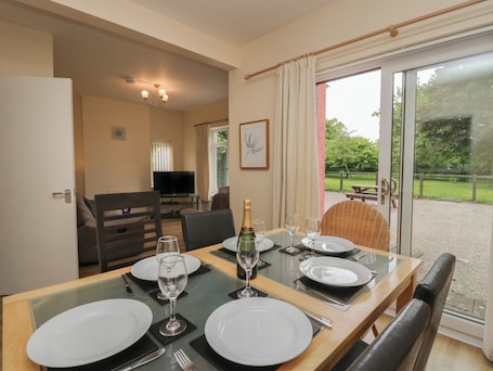 Cottage | Dining