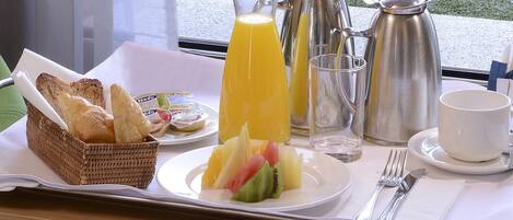 Minibar, espace de travail pour ordinateur portable, draps fournis