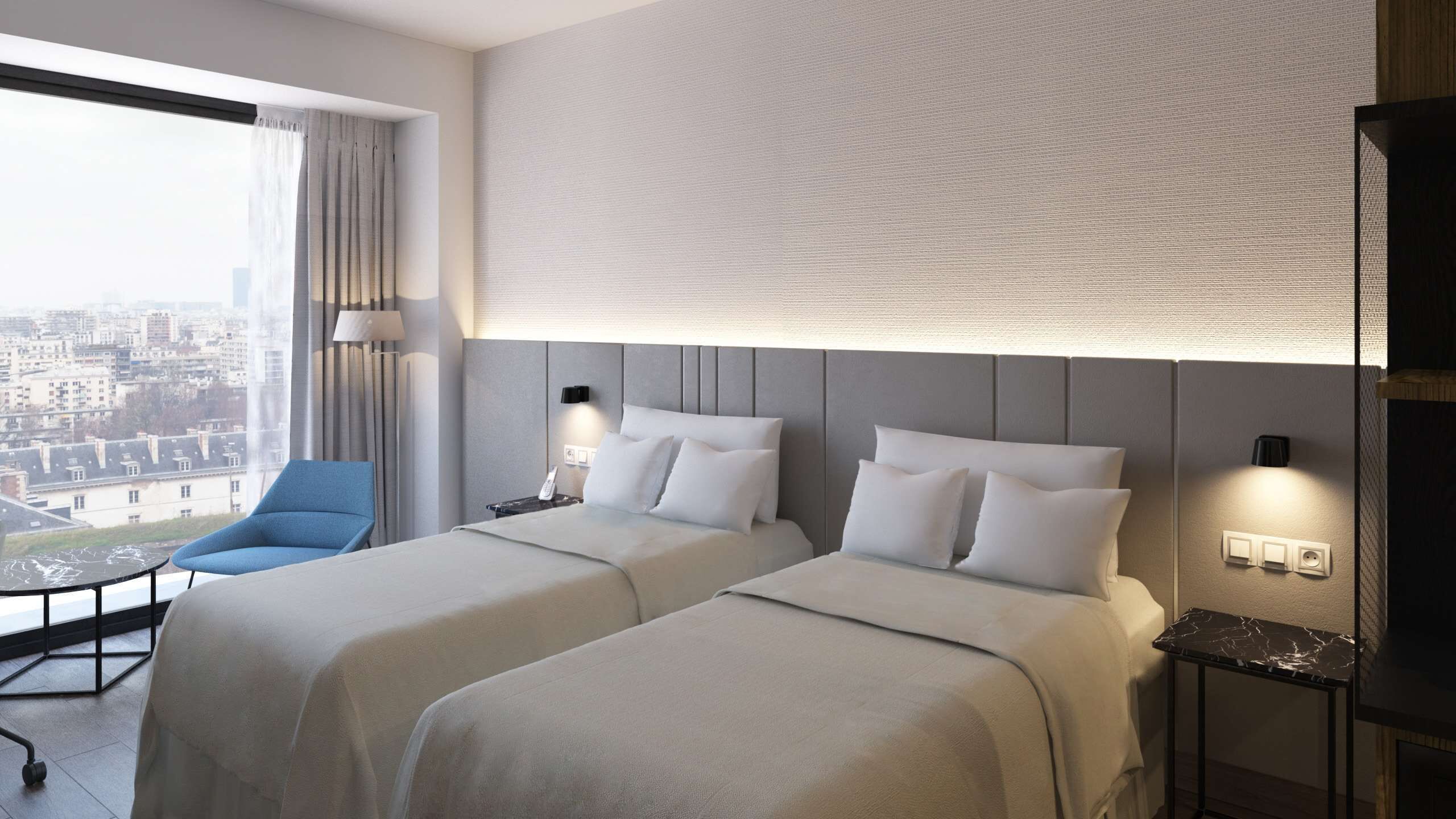 Habitación de hotel con dos camas, un escritorio, una silla y vistas a la ciudad.