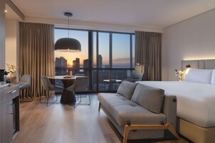 迷你吧、笔记本电脑工作区、床单