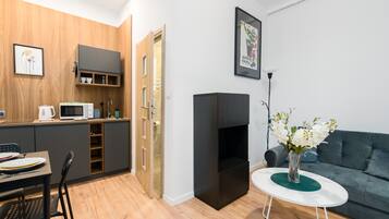 1 bedroom, bed sheets