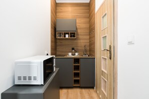 Studio, balkon | Dapur pribadi | Microwave, ketel listrik, dan kursi makan untuk bayi