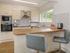 Fridge, electric kettle, toaster, cookware/dishes/utensils - Harcombe House Accessible Pet Free Bungalow Sleeps 5 (Newton Abbot)