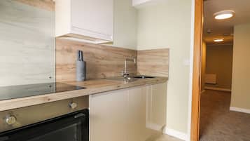Cottage | Private kitchen | Fridge, electric kettle, toaster, cookware/dishes/utensils