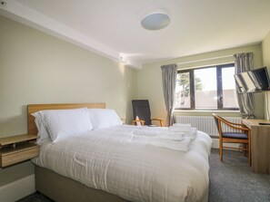 Cottage | 3 bedrooms, individually decorated, individually furnished, free WiFi - Marine Court Three Bedroom Second-floor Apartment 32 (Littlehampton)