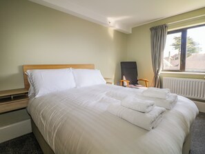 Cottage | 3 bedrooms, individually decorated, individually furnished, free WiFi - Marine Court Three Bedroom Second-floor Apartment 32 (Littlehampton)