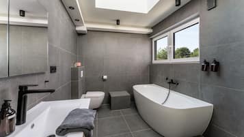 Badewanne, Haartrockner, Handtücher, Seife