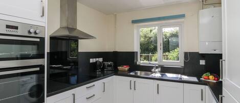 Tủ lạnh, ấm điện, lò nướng bánh mì, dụng cụ nấu nướng/bát dĩa/dao nĩa