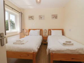 2 Schlafzimmer, individuell dekoriert, individuell eingerichtet