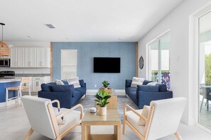 Téléviseur, table de baby-foot, table de ping-pong