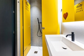 Douche, douche à « effet pluie », savon, shampoing