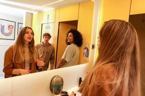 Shower, rainfall showerhead, soap, shampoo - Petit Hostel Palacio Real (Madrid)