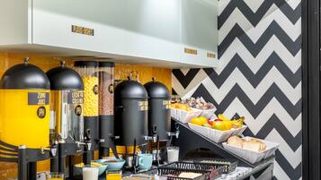 Esmorzar diari d'estil bufet (7 EUR per persona)