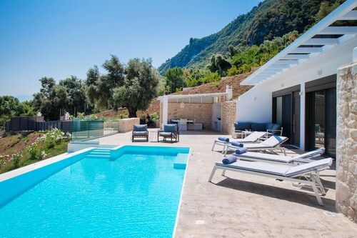 Modern cave villa w/pool, 3 mins walk to the beach